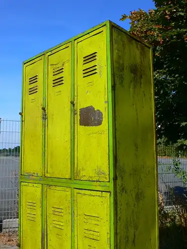 Spind Spint Eisen Metall Blechmöbel antik im Original Look um 1930 Jhd.