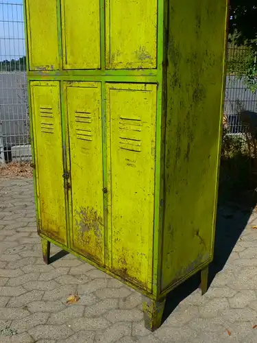 Spind Spint Eisen Metall Blechmöbel antik im Original Look um 1930 Jhd.