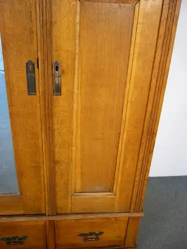 Eichenschrank antik Eiche massiv im Originalzustand um 1900 Jhd.