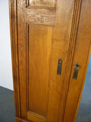 Eichenschrank antik Eiche massiv im Originalzustand um 1900 Jhd.