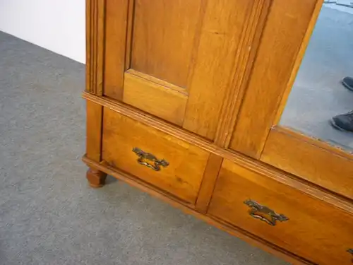 Eichenschrank antik Eiche massiv im Originalzustand um 1900 Jhd.