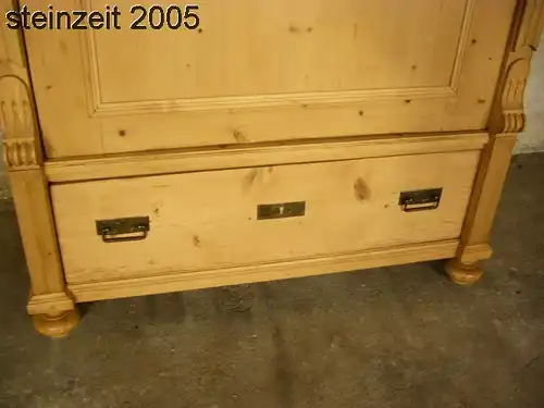 Vitrine antik Weichholz Glas Schrank Gründerzeit 3 seitig verglast um 1900 Jhd.