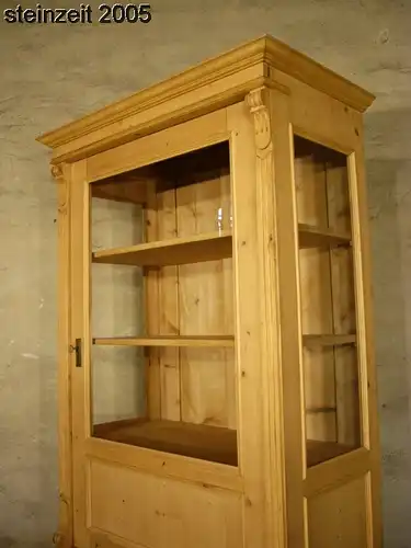 Vitrine antik Weichholz Glas Schrank Gründerzeit 3 seitig verglast um 1900 Jhd.