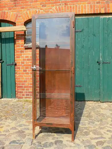 Vitrine Eisen Industrie Design 30er Jahre antik restauriert Arztpraxis Möbel