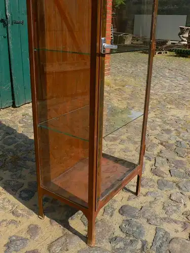 Vitrine Eisen Industrie Design 30er Jahre antik restauriert Arztpraxis Möbel