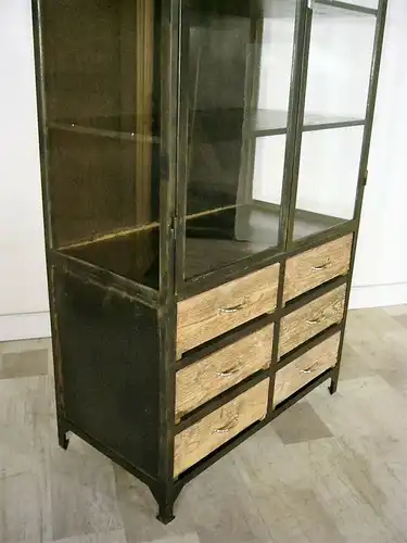 Vitrine Eisen Werkstatt restauriert Industrie Design 1930 Jhd.