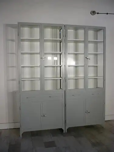 Vitrine groß grau Eisen Arztvitrine im Industrie Design um 1930 Jhd.