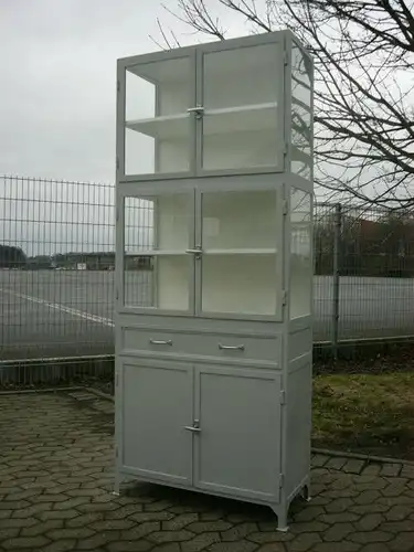 Vitrine Industrie Design Bauhaus Metall Eisenvitrine restauriert um 1930 Jhd.