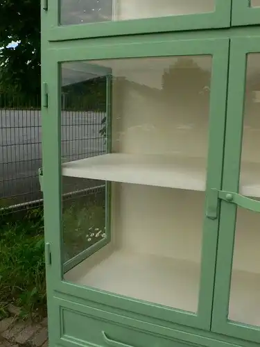 Vitrine Schrank Metall Industrie Design antik um 1930 Jhd.