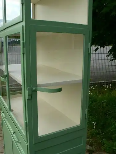 Vitrine Schrank Metall Industrie Design antik um 1930 Jhd.