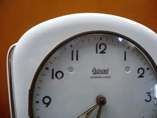 Garant Schwebe Anker Wanduhr der 50er Porzellan mit Schlüssel