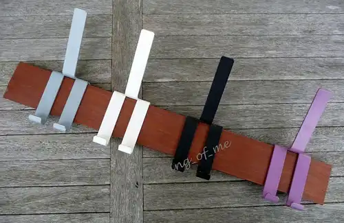 Garderobe der 70er Metallhaken auf Holzplatte