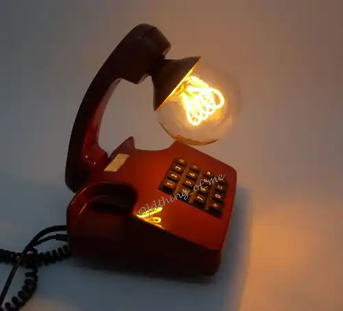 Rotes Tasten Telefon als Tischlampe