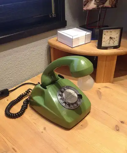 Telefon 611 in grün als Tischlampe
