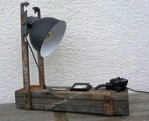 Steam Punk Tischlampe mit Voltmeter Instrument Upcycling DIY Produkt