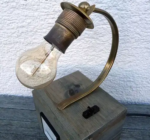 Steampunk Tischlampe mit Voltmeter Instrument Upcycling