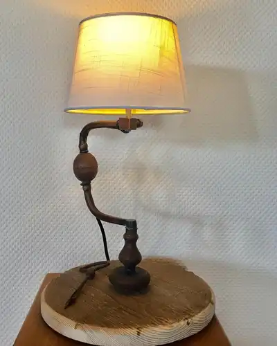 Antiker Handkurbelbohrer als Tischleuchte Lampe 