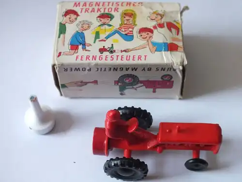 Magnetspielzeug Traktor fährt durch Magneten mit Verpackung Made in West-Germany