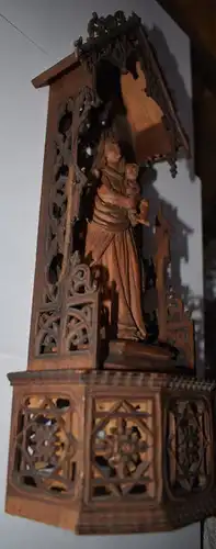 Kleiner Hausaltar, Maria mit Kind, 180 Jahre alt, Nussbaum geschnitzt