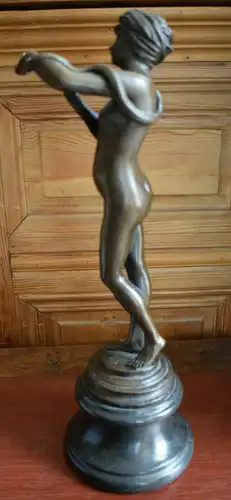 Schöne alte Bronze auf Sockel, signiert, Junge Frau mit Schlange, 40cm hoch