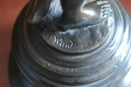 Schöne alte Bronze auf Sockel, signiert, Junge Frau mit Schlange, 40cm hoch