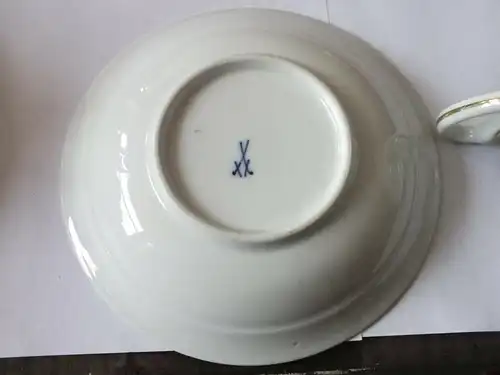 Meissen Tasse mit Untertasse Schwanenhals, alte Marke Schwerter unterglasurblau