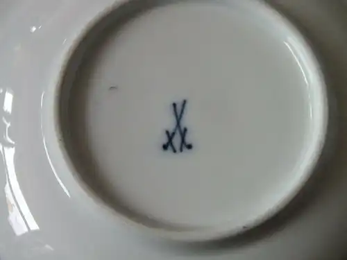 Meissen Tasse mit Untertasse Schwanenhals, alte Marke Schwerter unterglasurblau