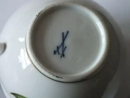 Meissen Tasse mit Untertasse Schwanenhals, alte Marke Schwerter unterglasurblau