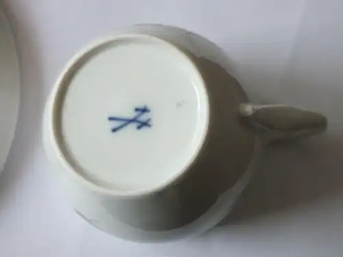 Meissen Tasse mit Untertasse Schwanenhals, alte Marke Schwerter unterglasurblau