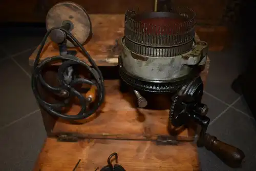 Alte Sockenstrickmaschine "Der Bienenkorb", Strickmaschine, extrem selten!!