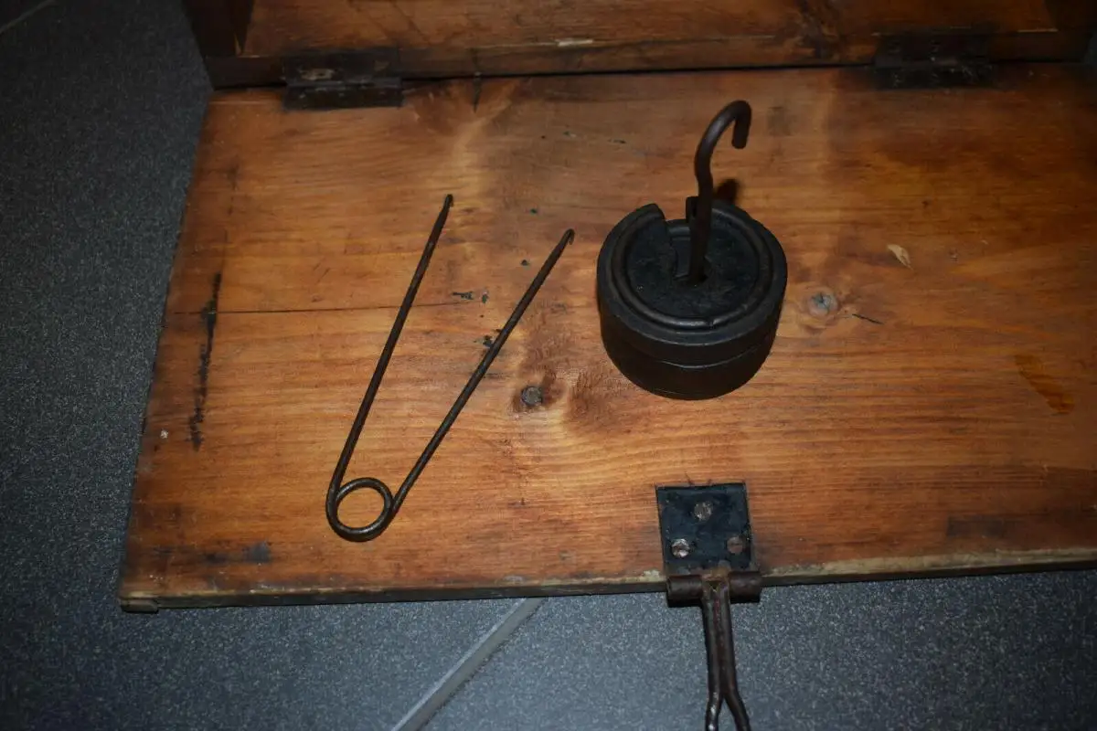 Alte Sockenstrickmaschine 