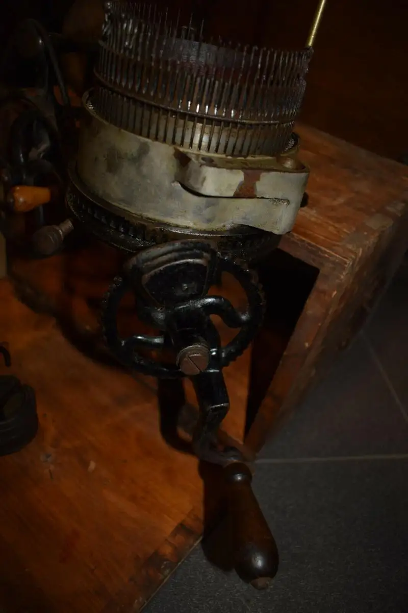 Alte Sockenstrickmaschine 