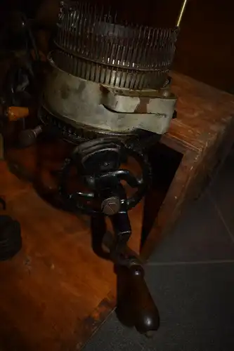 Alte Sockenstrickmaschine "Der Bienenkorb", Strickmaschine, extrem selten!!