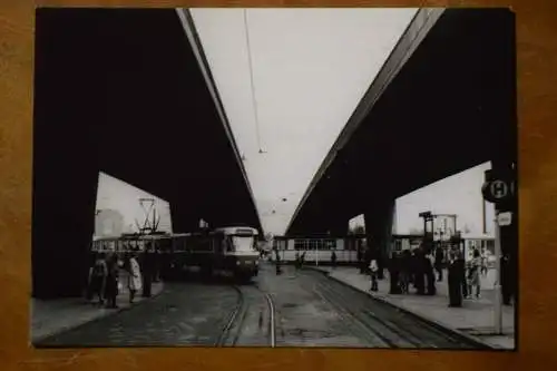 Ak Halle (S.), 125 Jahre elektrisiert durch Halle, Haltestelle am Riebeckplatz