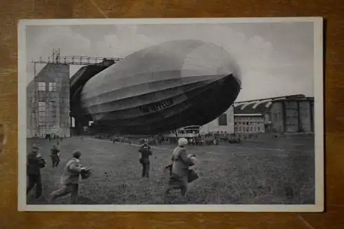 Ak Graf Zeppelin, Luftschiff LZ 127 wird aus der Halle gezogen, um 1930 nicht g.