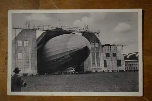 Ak Graf Zeppelin, Luftschiff LZ 127 beim Verlassen der Halle, um 1930 nicht gel.