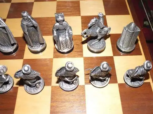 Das Kreuzritter Schachspiel mit Brett, schwere Ausführung Zinnfiguren, top Teil