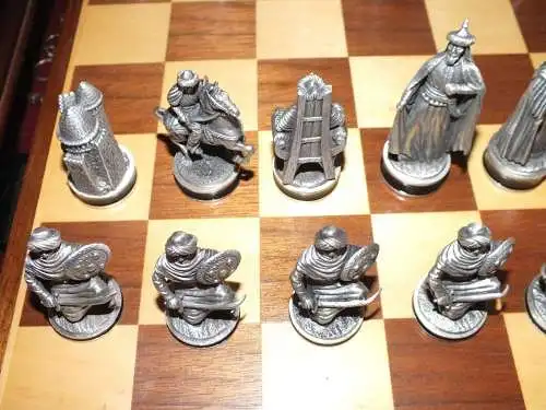 Das Kreuzritter Schachspiel mit Brett, schwere Ausführung Zinnfiguren, top Teil