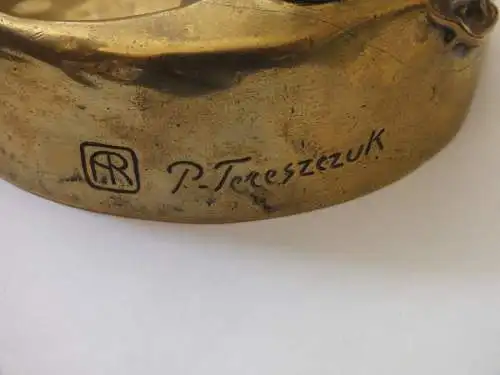 Wunderschöne alte Wiener Bronze, Peter Tereszczuk, Bowl Girl Looking at Lizard