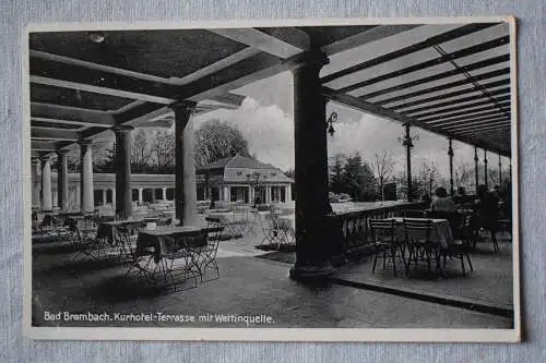 Ak Bad Brambach, Kurhotel-Terrasse mit Wettinquelle,  1931 gelaufen