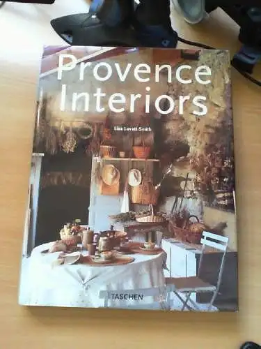 Provence interiors = Intérieurs de Provence. Lisa Lovatt-Smith. [Ed. and design