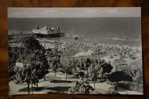 Ak Ostseebad Ahlbeck, Strand und Seebrücke, 1959 gelaufen