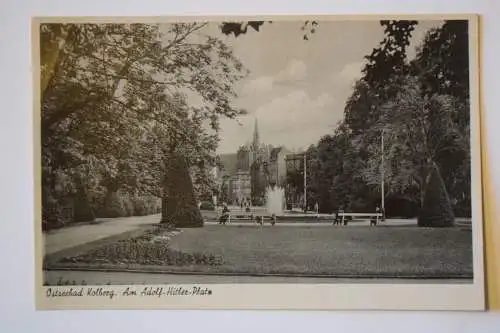 Ak Ostseebad Kolberg, Am Adolf-Hitler-Platz,  um 1935 nicht gelaufen