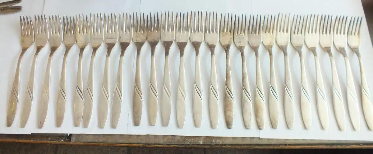 Schönes Besteck, 105 Teile, Messer Gabeln Löffel Kaffeelöffel Kuchengabeln usw. 1
