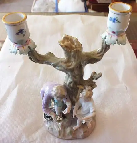 Meissen Figur Gärtner zeigt Kind Vogelnest hangemalt, Schwerter unterglasurblau 
