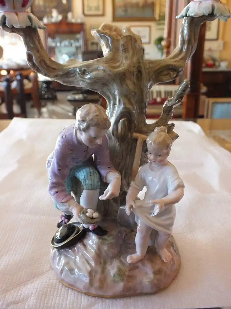 Meissen Figur Gärtner zeigt Kind Vogelnest hangemalt, Schwerter unterglasurblau  1