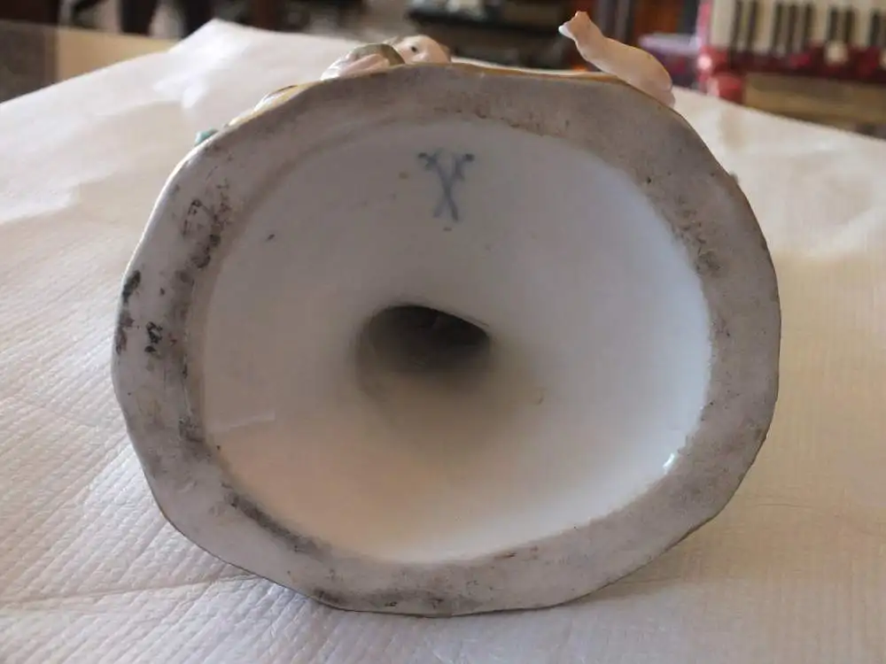 Meissen Figur Gärtner zeigt Kind Vogelnest hangemalt, Schwerter unterglasurblau  10