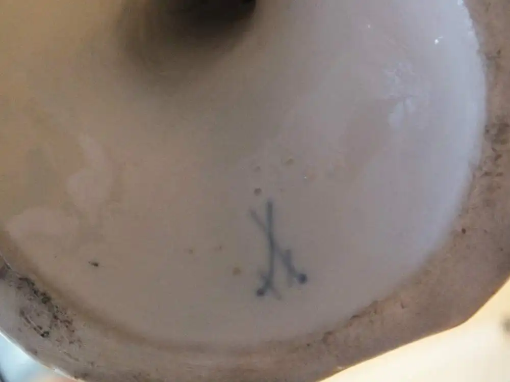 Meissen Figur Gärtner zeigt Kind Vogelnest hangemalt, Schwerter unterglasurblau  11