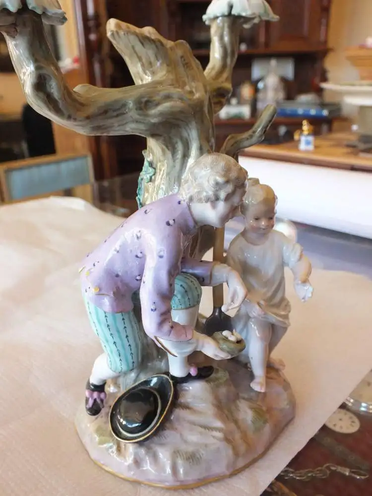 Meissen Figur Gärtner zeigt Kind Vogelnest hangemalt, Schwerter unterglasurblau  2