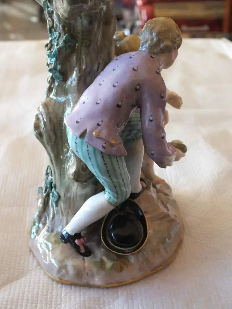 Meissen Figur Gärtner zeigt Kind Vogelnest hangemalt, Schwerter unterglasurblau  4